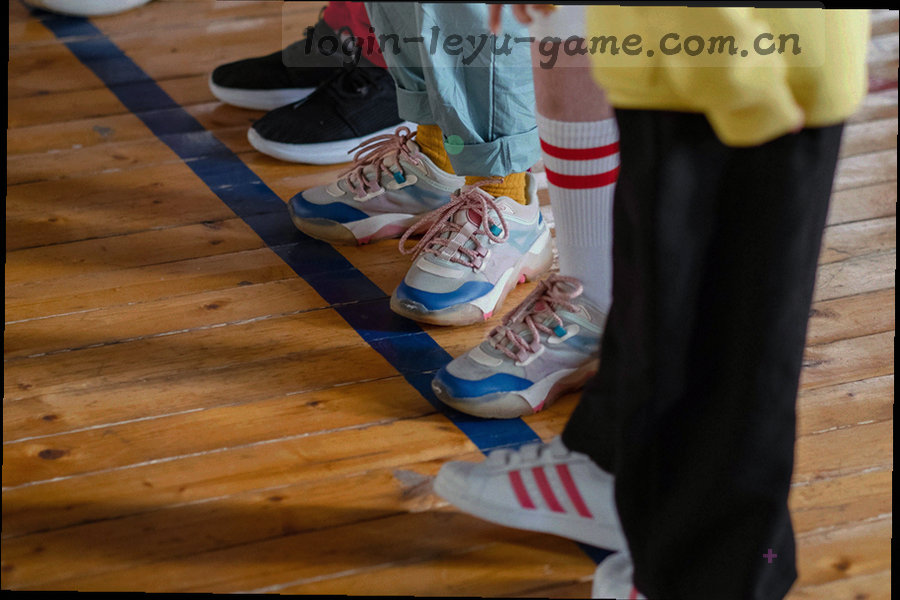 禁区点球点与球门线的透视视角，画面叠加数据线框与罚球方向标记